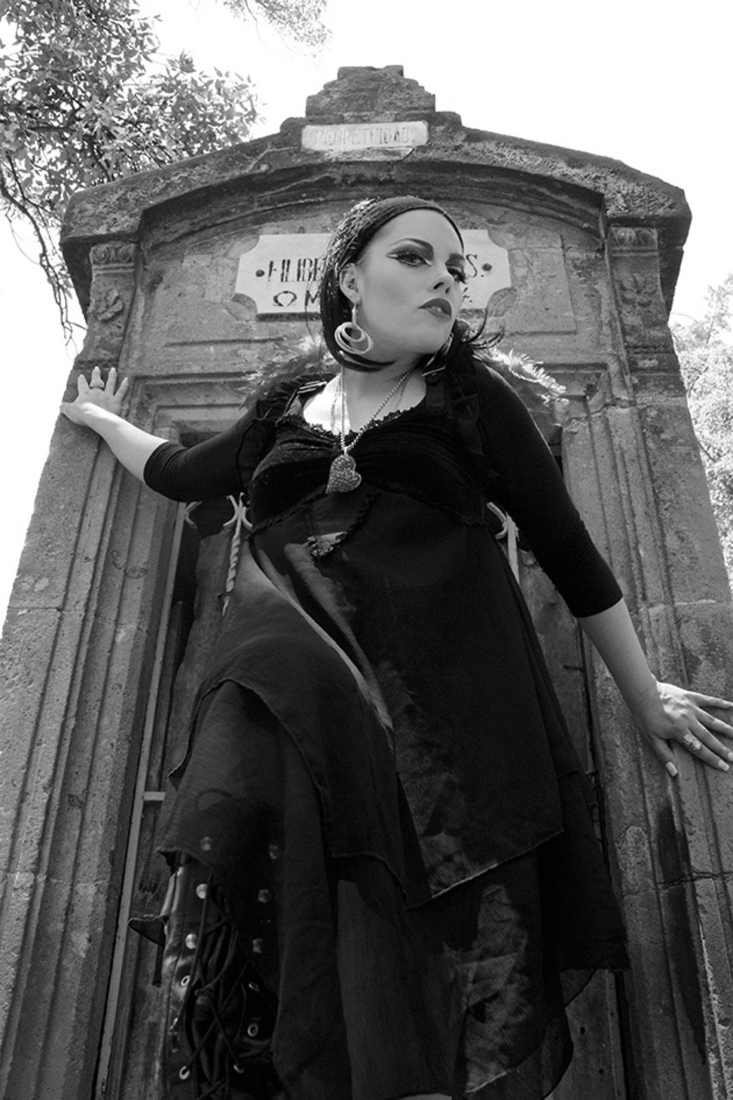 Retrato en blanco y negro frente a un mausoleo