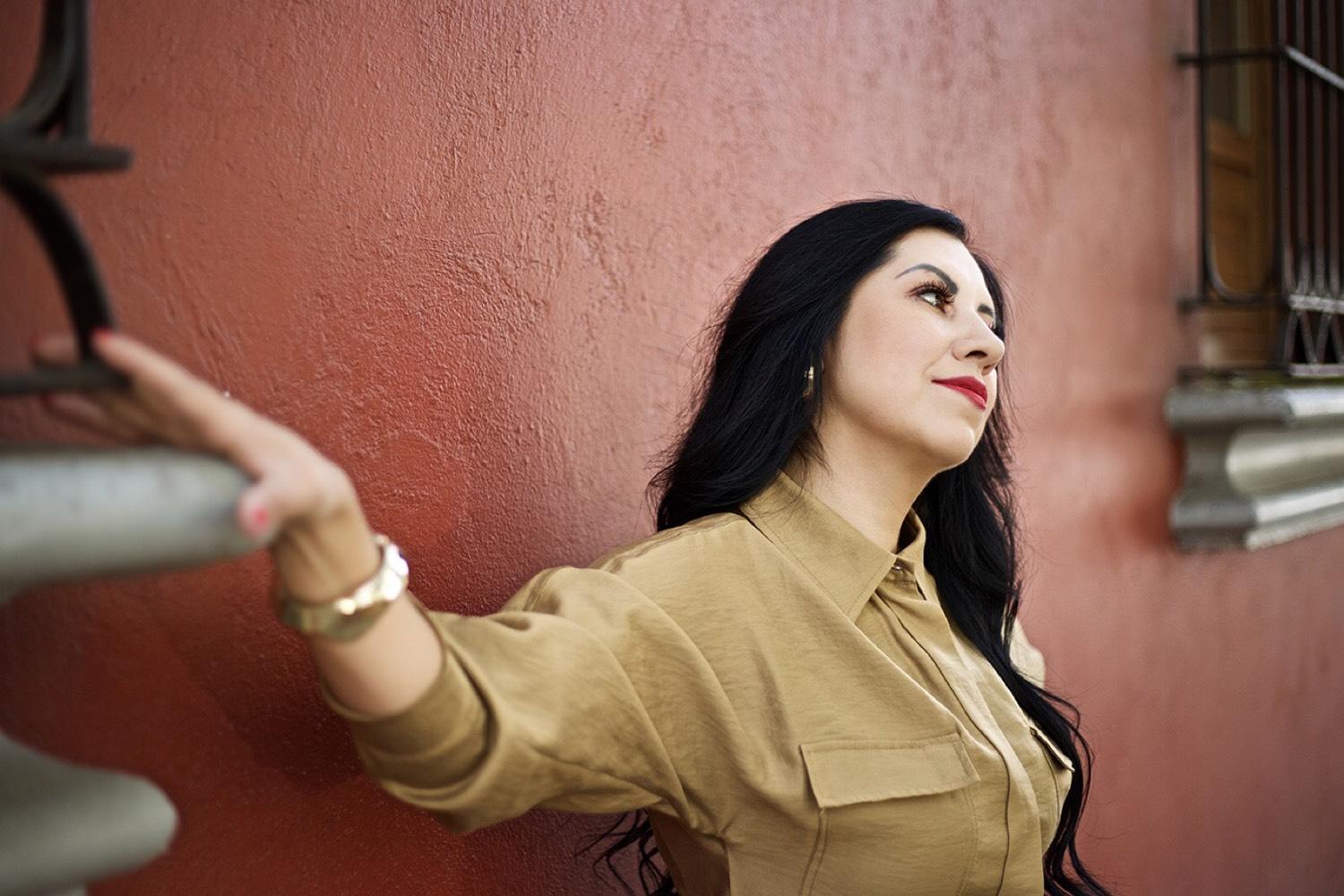 Retrato junto a un muro rojo