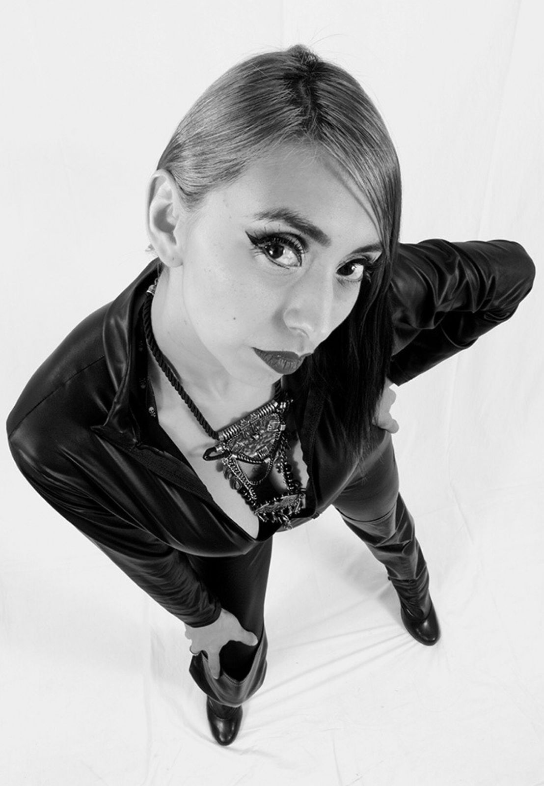 Retrato en contrapicado, blanco y negro