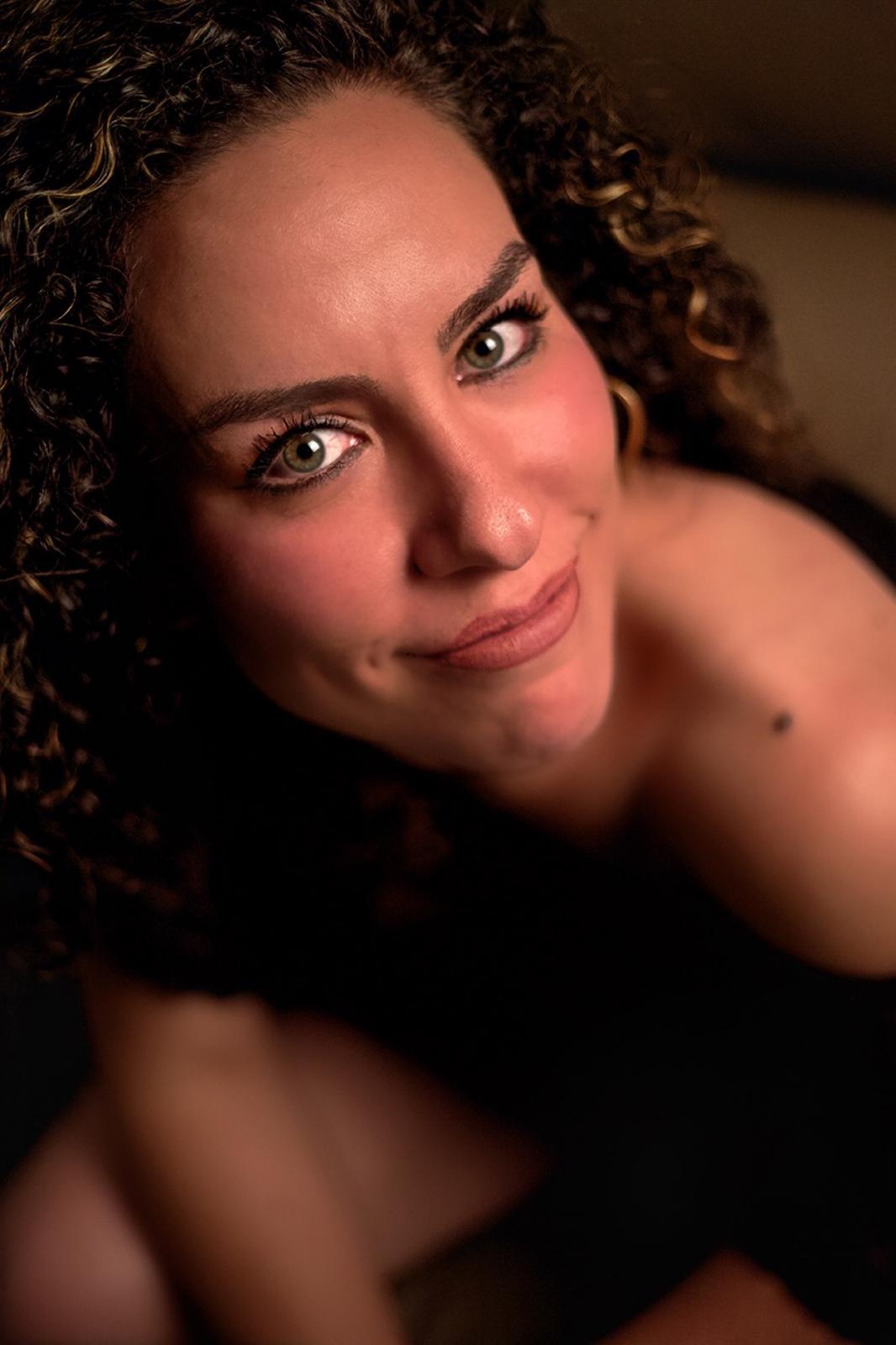 Retrato de cerca con cabello rizado