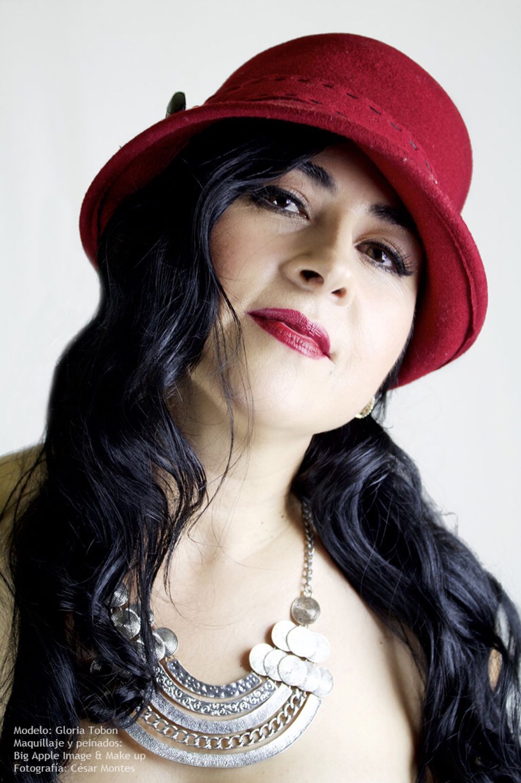 Retrato con sombrero rojo y collar de plata