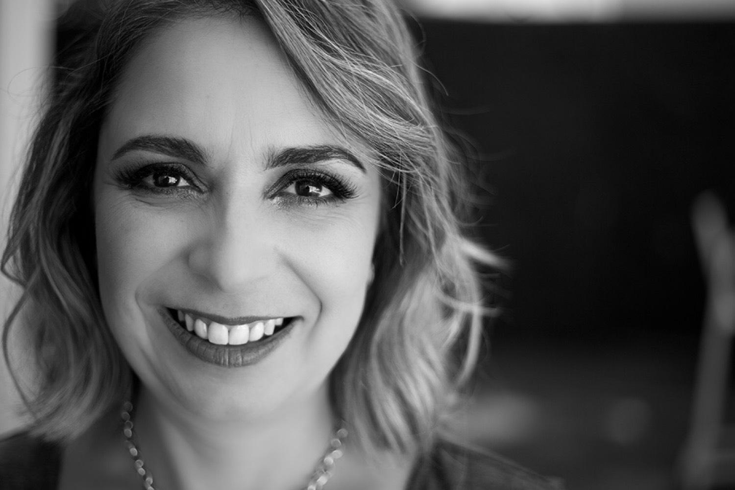 Retrato sonriendo, blanco y negro