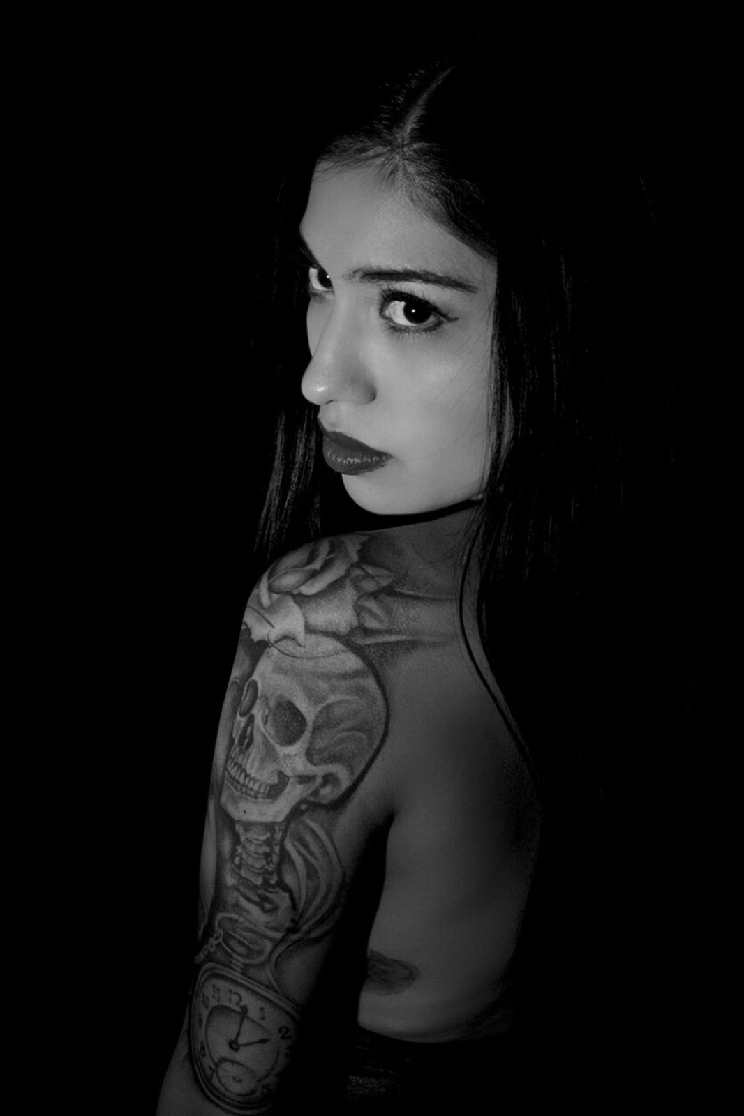 Retrato de perfil con tatuaje en el brazo