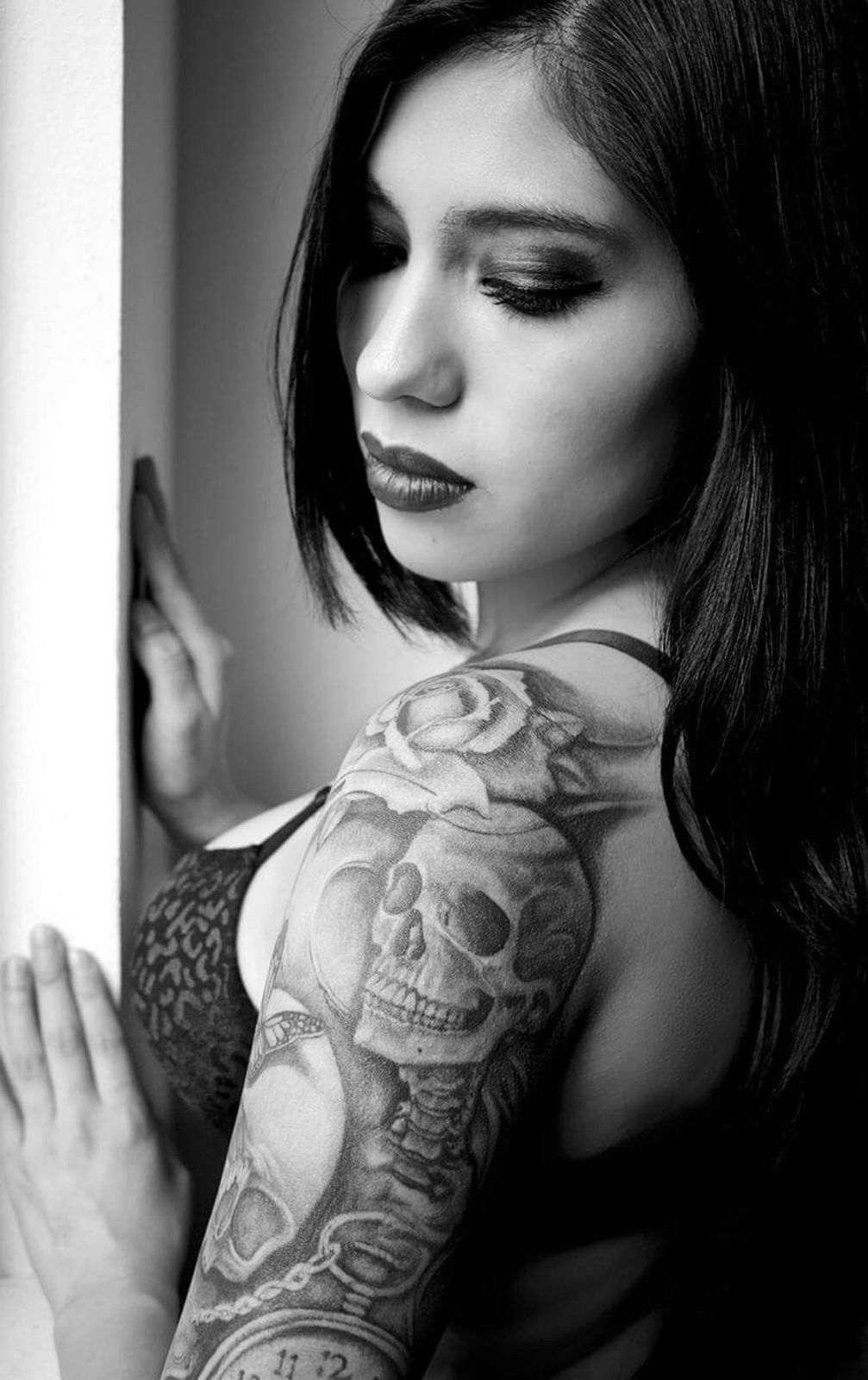 Retrato junto a la ventana, tatuaje en el hombro
